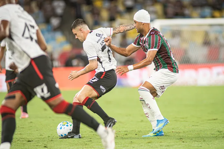 Renato Kayzer em disputa de bola