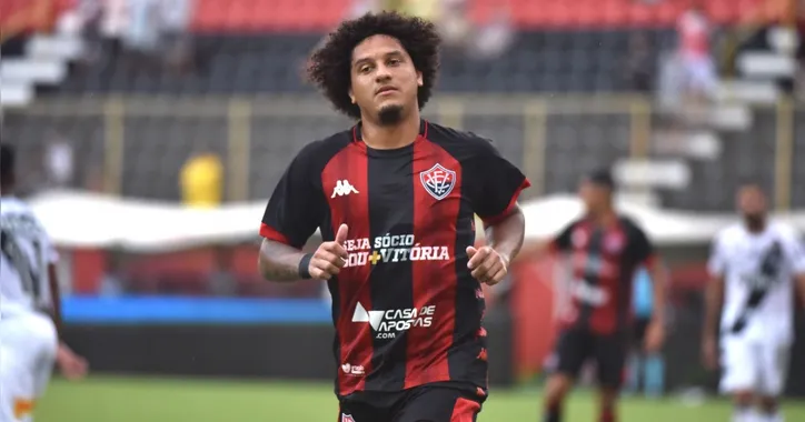 Felipe Gedoz em campo pelo Vitória com a camisa rubro-negra em 2019