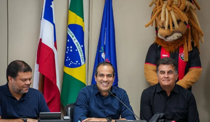 Prefeito Bruno Reis (União Brasil) ao lado do presidente do Vitória, Fábio Motta