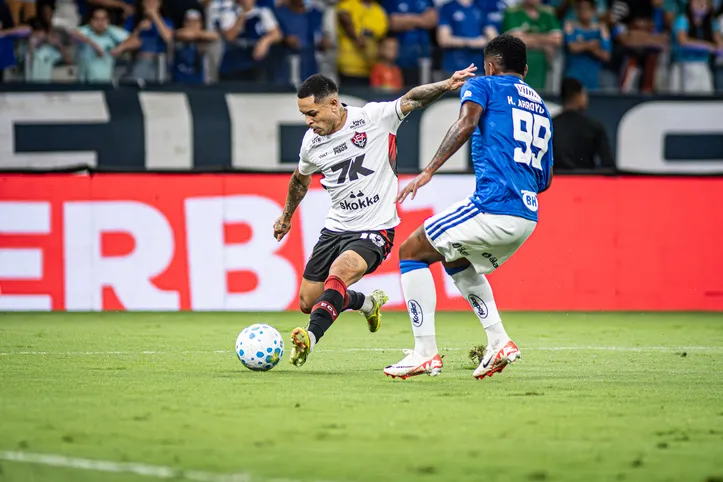 Matheuzinho em lance de ataque do Vitória