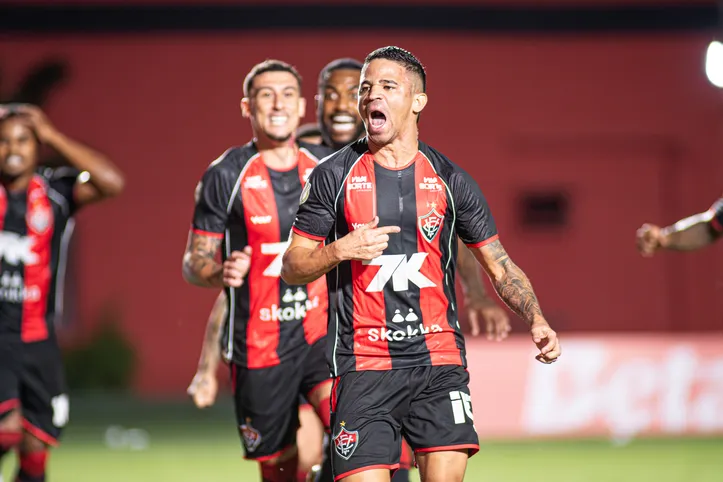 Jogadores do Vitória comemoram gol contra o Flamengo
