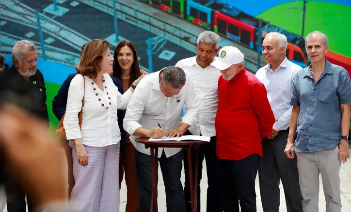 Novo trecho do VLT de Salvador foi assinado em evento com participação do presidente Lula