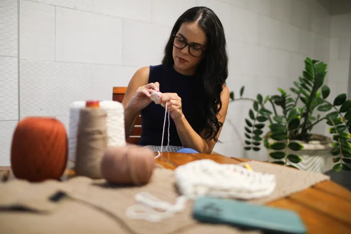 A psicóloga Lorena Dias começou a fazer crochê para parar um pouco com as telas