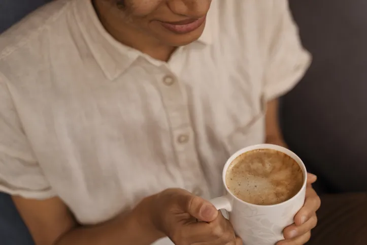 Imagem ilustrativa da imagem Você está tomando café do jeito certo? Especialista explica cuidados no consumo