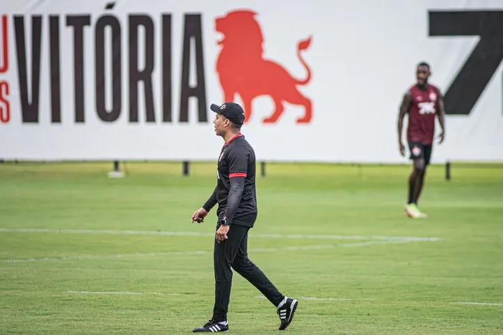 Jair Ventura em treino pelo Vitória