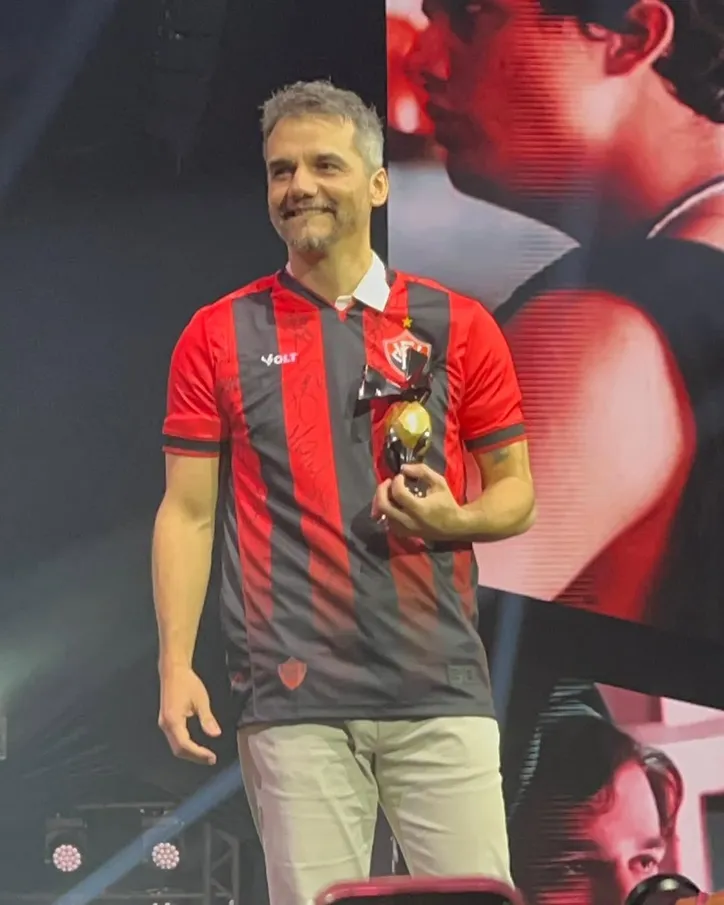 Wagner Moura com a camisa do Vitória