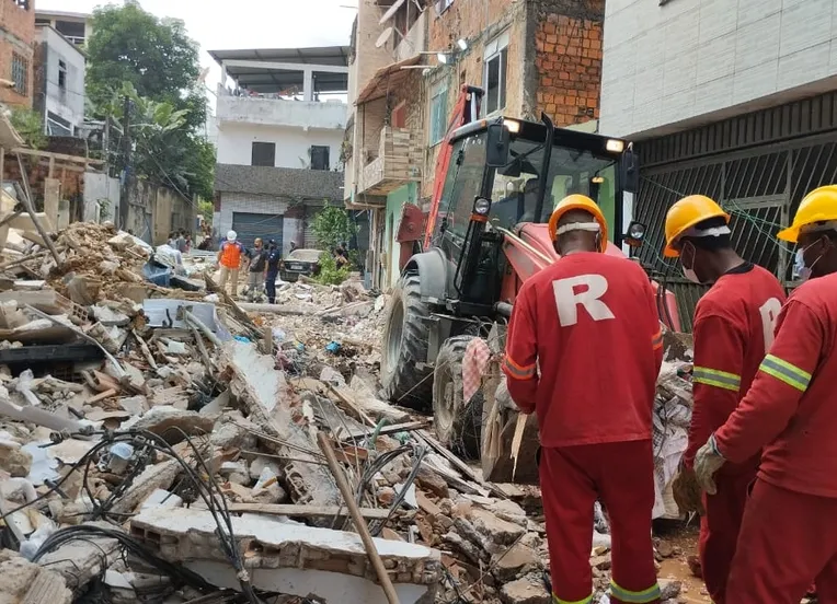 Moradores ficam sem acesso às suas casas após desabamento