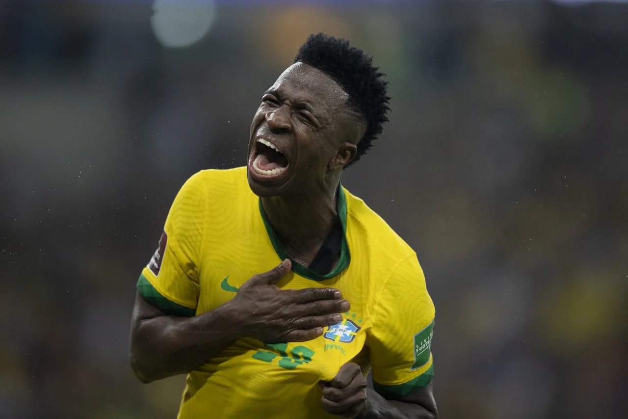 É o principal nome ofensivo da Seleção Brasileira, e ganhou o mundo quando, em 2024, quando foi eleito melhor jogador do mundo pela Fifa e ficou em segundo lugar na Bola de Ouro. Revelado pelo Flamengo, Vini surgiu como uma das maiores promessas do país e foi vendido ainda muito jovem ao clube espanhol, antes mesmo dos 18 anos de idade. No Real Madrid, se tornou estrela mundial e protagonista do time por alguns anos, vencendo impressionantes 14 títulos. Na Seleção, Vini não é novato, tendo disputado a Copa do Mundo de 2022 apesar de não ter nenhum título até então e uma fama de não ser tão bom pelo Brasil quanto é pelo Real Madrid. Hoje, no entanto, é o jogador que mais carrega expectativa de decisão na busca pelo hexa.