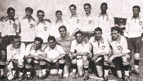 Brasil, 1930 Em pé: Brilhante, Fernando, Hermógenes, Nilo, Carvalho Leite, Itália, Fausto e Santana; ajoelhados: Teóphilo, Benevenuto, Benedito, Velloso, Doca, Russinho e Preguinho.