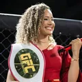 De ring girl no interior da Bahia a lutadora do UFC: conheça a história de Jeisla Chaves imagem