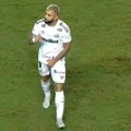 STJD define punição de Gabigol por gesto obsceno em jogo do Vitória imagem