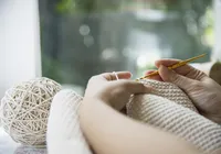 Crochê, tricô e nada de telas: 5 hobbies de vovós que viraram tendência entre os jovens