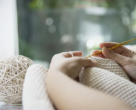 Crochê, tricô e nada de telas: 5 hobbies de vovós que viraram tendência entre os jovens - Imagem