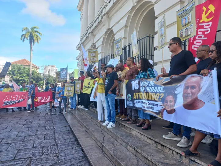 Ato reuniu familiares e movimentos sindicais em frente ao Fórum Ruy Barbosa