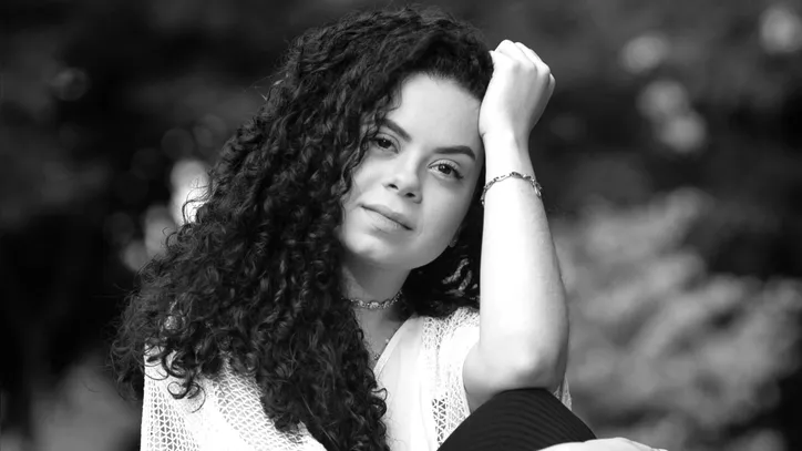 Ananda Nunes tem um impactante trabalho em torno da nudez feminina