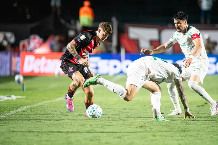 Imagem ilustrativa da imagem Abel Ferreira coloca o Vitória no centro de 'guerra' entre Palmeiras e Flamengo