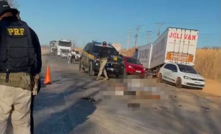 Batida aconteceu entre carreta e motocicletas