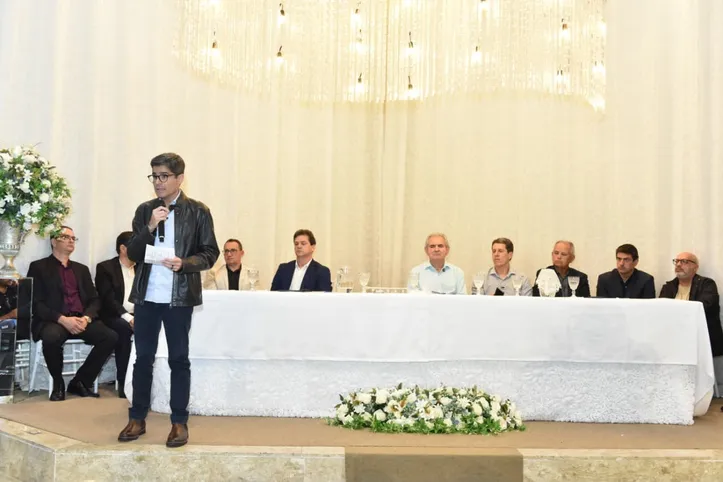 ACM Neto acompmhado de sua chapa majoritária