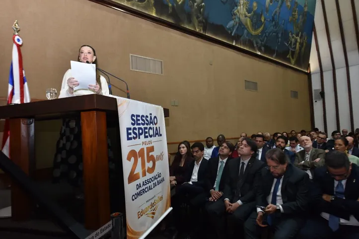 Isabela Suarez em discurso na Alba