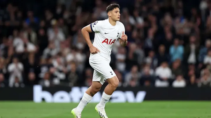Alejo Véliz em campo pelo Tottenham