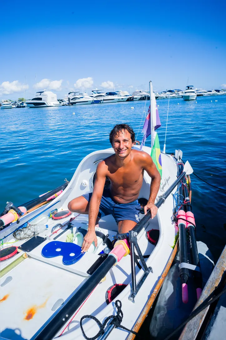 Raphael Garcia na embarcação Sater