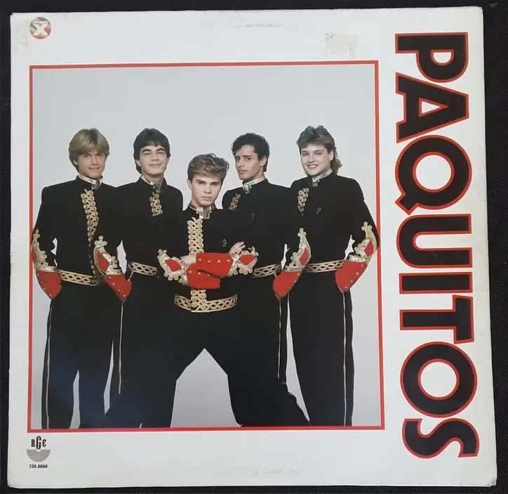 Rob (quarto da esquerda para direita) integrou a primeira formação dos Paquitos