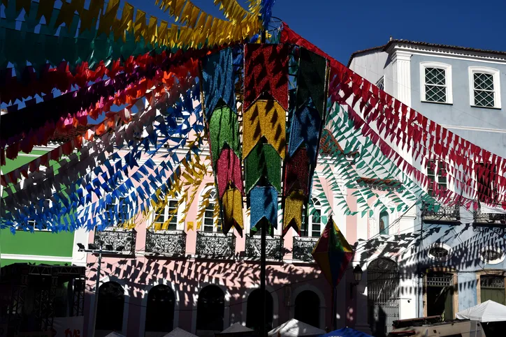 FOTO DO DIA Portal A Tarde O São João mais instagramável de Salvador. Na foto Bandeirolas, cenários temáticos , decoração colorida e muito mais produção para as redes sociais. Repórter Artur Soares Foto Shirley Stolze/ Ag A TARDE Data 22/06/2026