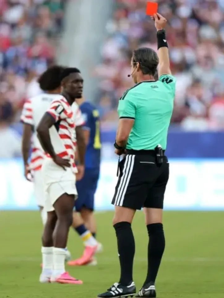 Balogun foi expulso por Raphael Claus no jogo contra a Bósnia