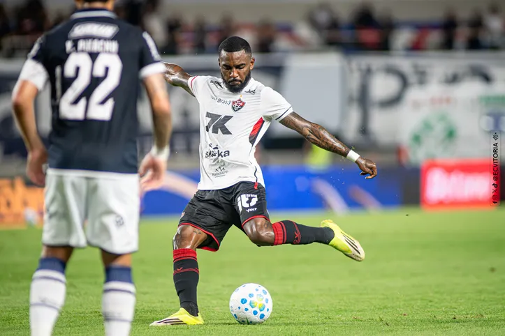 Ramon, lateral-esquerdo do Vitória