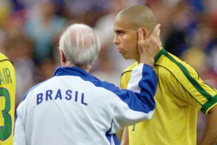 Zagallo consola Ronaldo após derrota na final de 1998