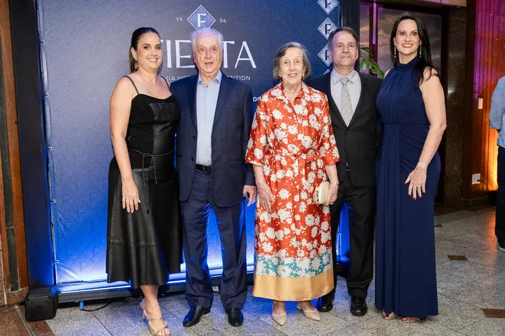 Severino e Lila Pinheiro com os filhos Liliane, Leila e Severino Júnior, celebrando o legado e a nova fase do Fiesta Bahia