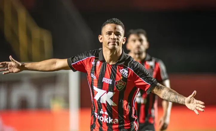 Erick em campo pelo Vitória