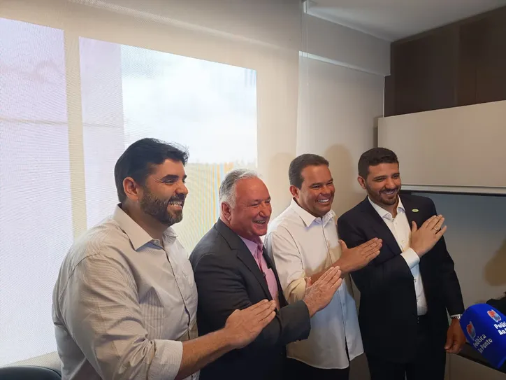 Adolpho Loyola, secretário de Relações Institucionais (à esquerda), Ronaldo Carletto (ao lado de Loyola), vice-governador Geraldo Júnior (no centro), deputado Neto Carletto (à direita)