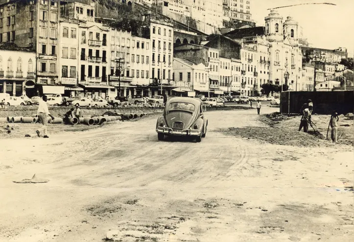 Obras de abertura da Avenida Contorno em 1961. Via começa na região da Rampa do Mercado Model
