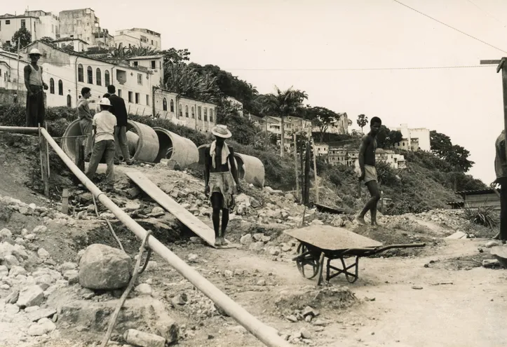 Trabalhadores na obra de abertura da Avenida Contorno em 1961
