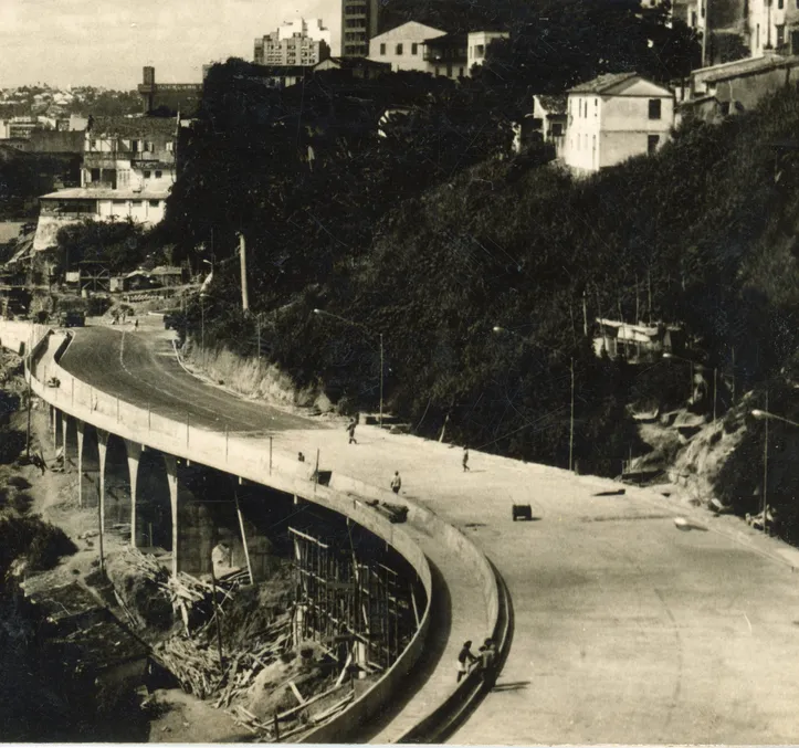 Obras de abertura da Avenida Contorno em 1961