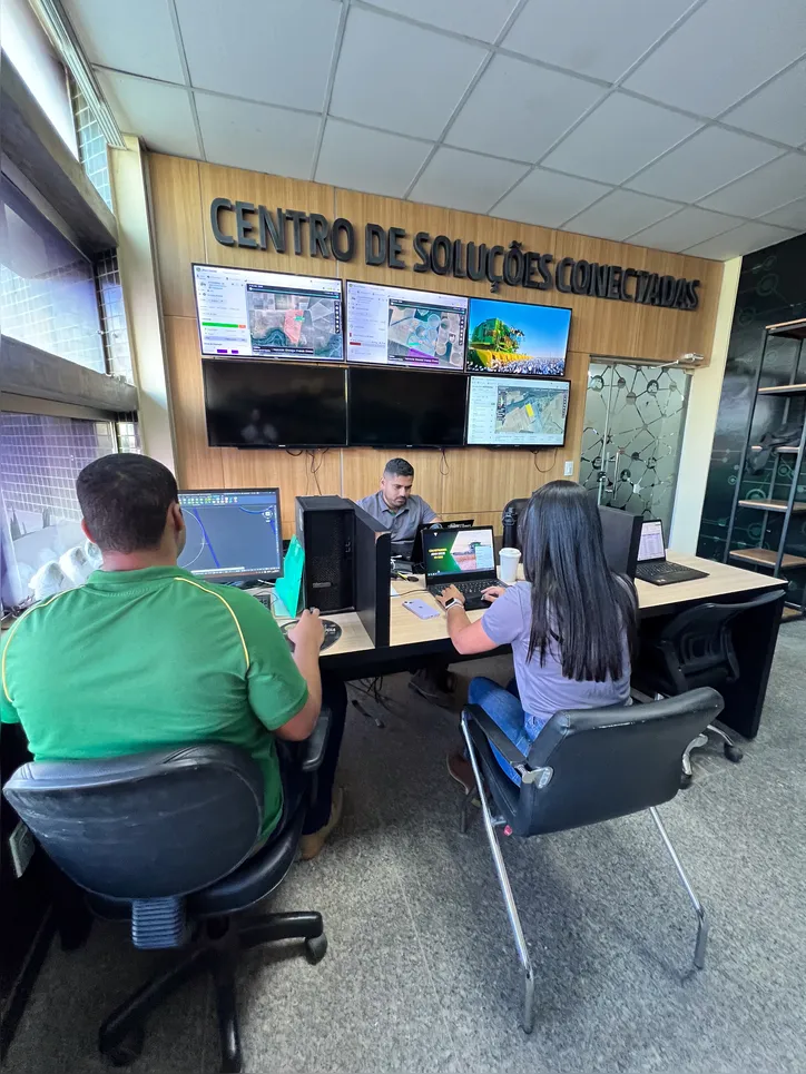 Colaboradores da Agrosul no centro de Agricultura Digital da empresa