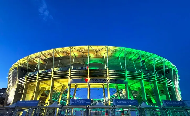 Arena Fonte Nova iluminada para a Copa feminina