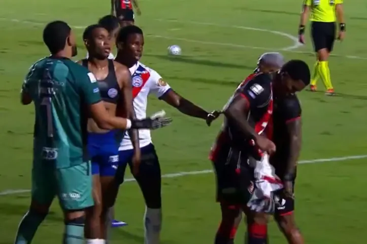 Cacá tentando rasgar camisa de Jean Lucas