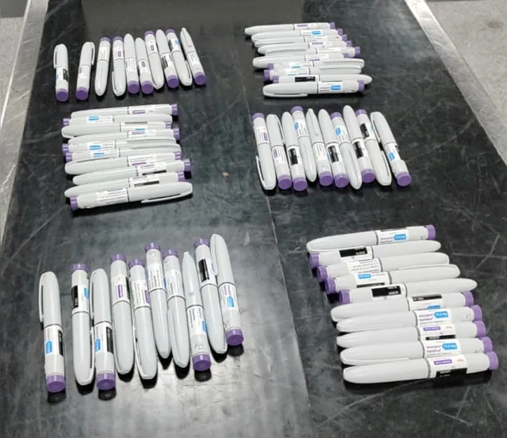 Receita apreende 60 canetas do medicamento Mounjaro no Aeroporto Internacional de Salvador, 24/04/2025