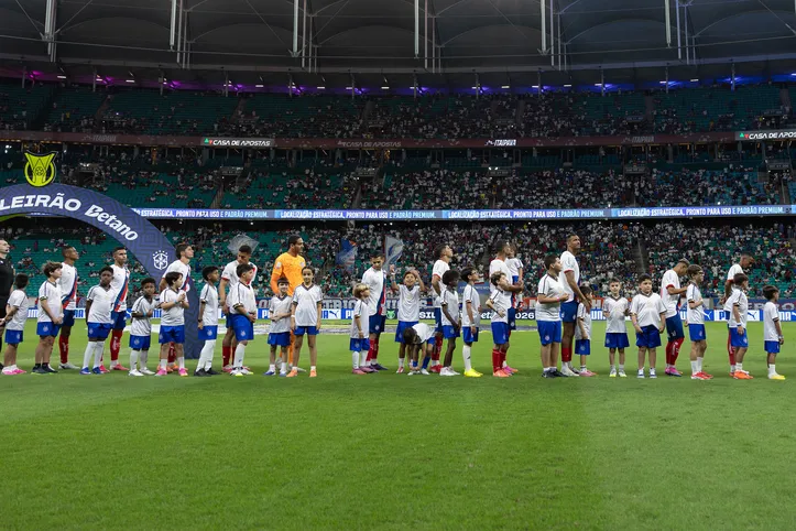 Time do Bahia e torcida na Arena Fonte Nova