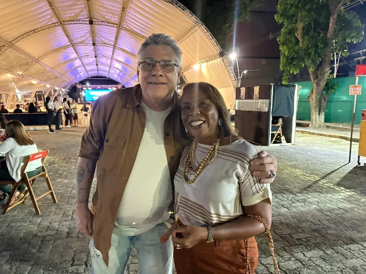 Helenizia Maria Silva e amigo