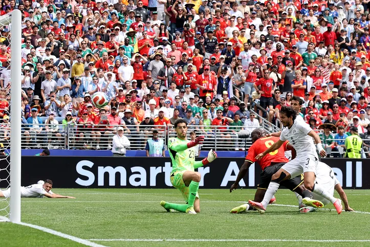 Lukaku dividiu com os zagueiros e Hany, do Egito, tocou para as redes marcando contra
