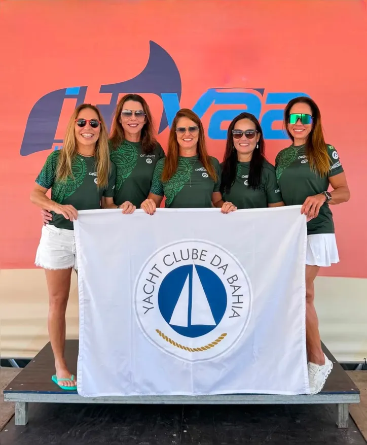 Equipe OC6 celebra o título da 2ª etapa do Campeonato Baiano de VA'A, em Itaparica