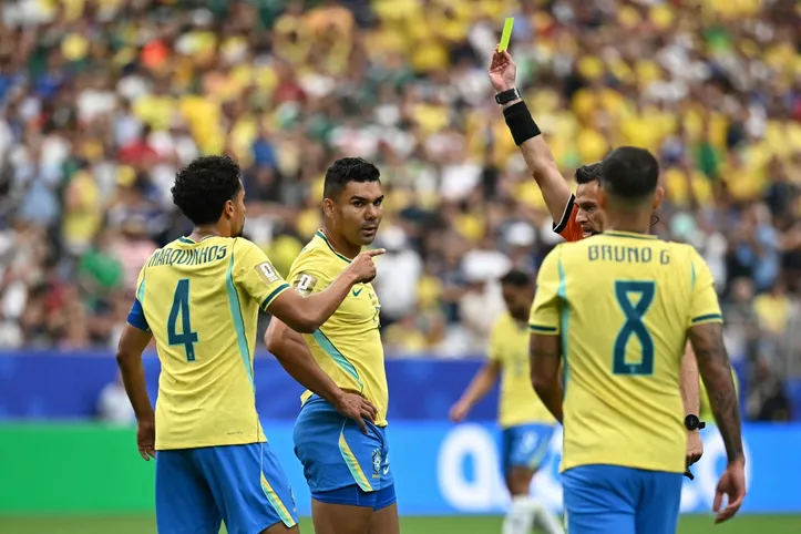 Casemiro recebendo cartão amarelo