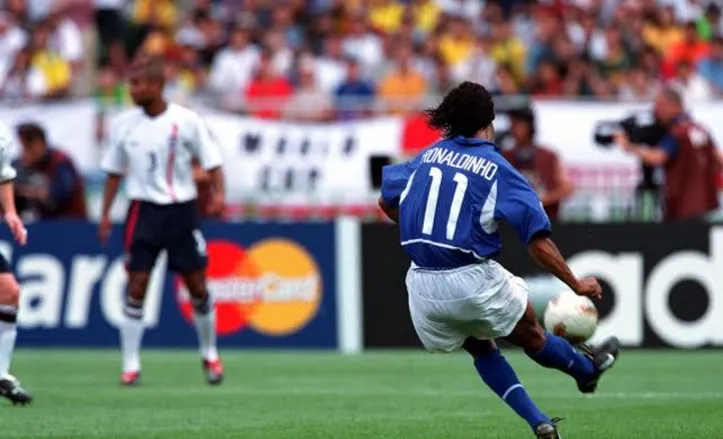 Falta histórica cobrada por Ronaldinho Gaúcho