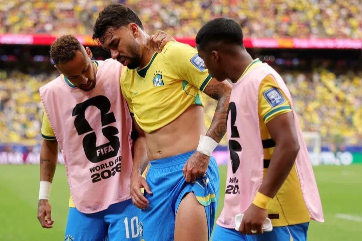 Paquetá saindo lesionado de campo contra Japão