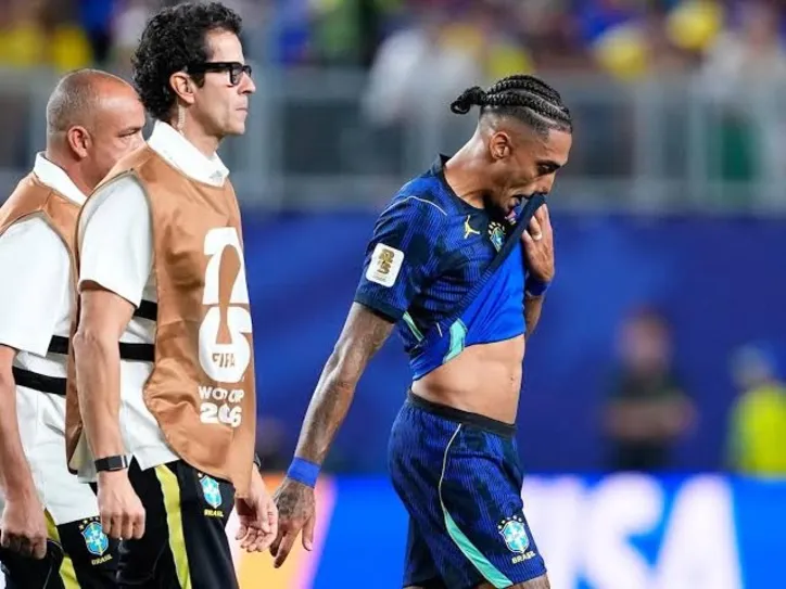 Raphinha saindo lesionado de campo na Copa