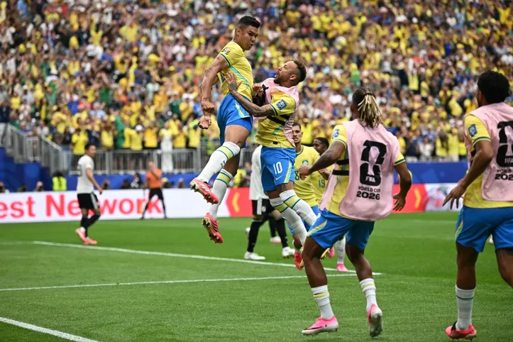 Casemiro comemora gol de empate do Brasil