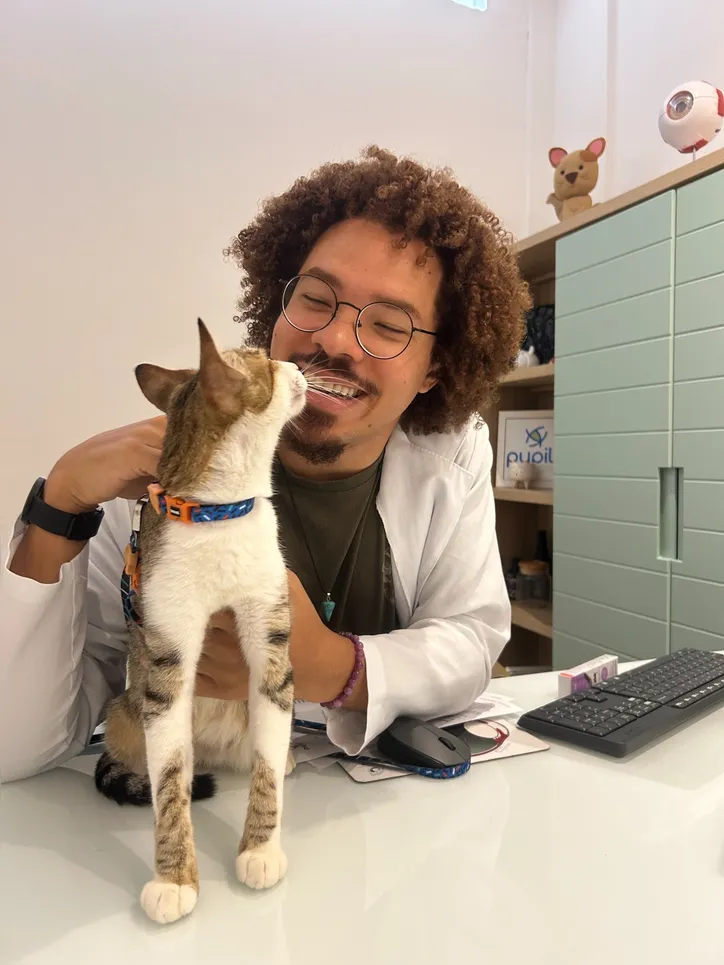 Alex Pereira Barbosa, médico veterinário oftalmologista, com a gatinha Bella que tem problemas de visão